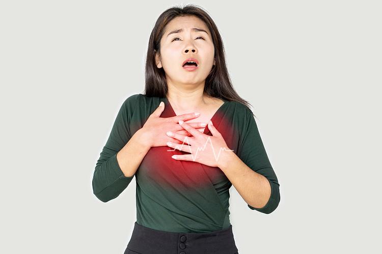 女生捂胸口脱血死了