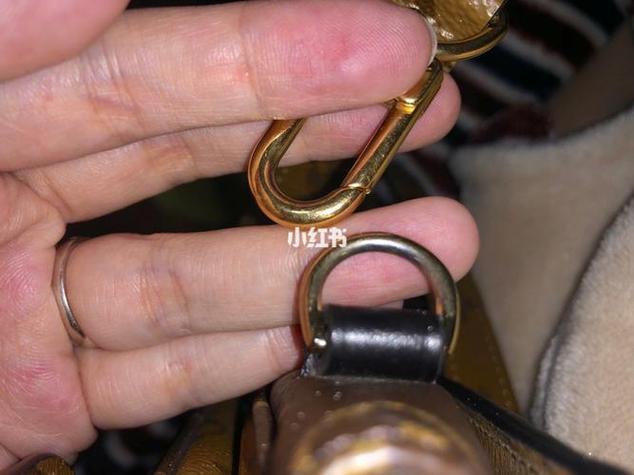 包包的金属扣断了