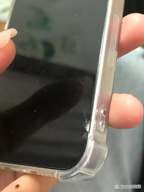 手机钢化膜无缘无故裂了