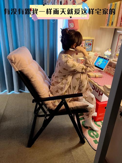 精致女生暴雨天宅家