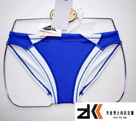 男生出门只穿三角泳裤截图