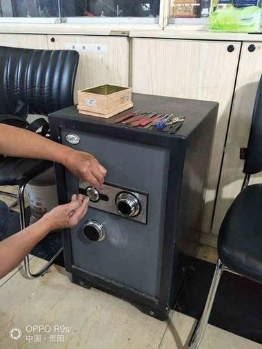 万能钥匙开保险柜方法
