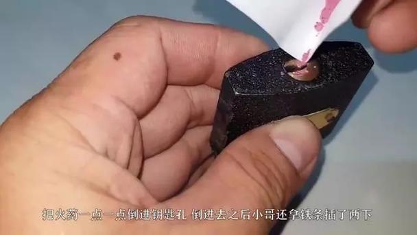 有人故意往钥匙孔里塞东西