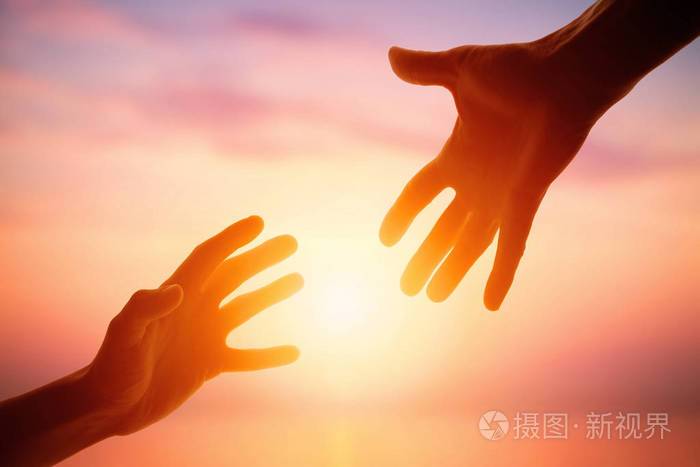 伸出援助之手托起