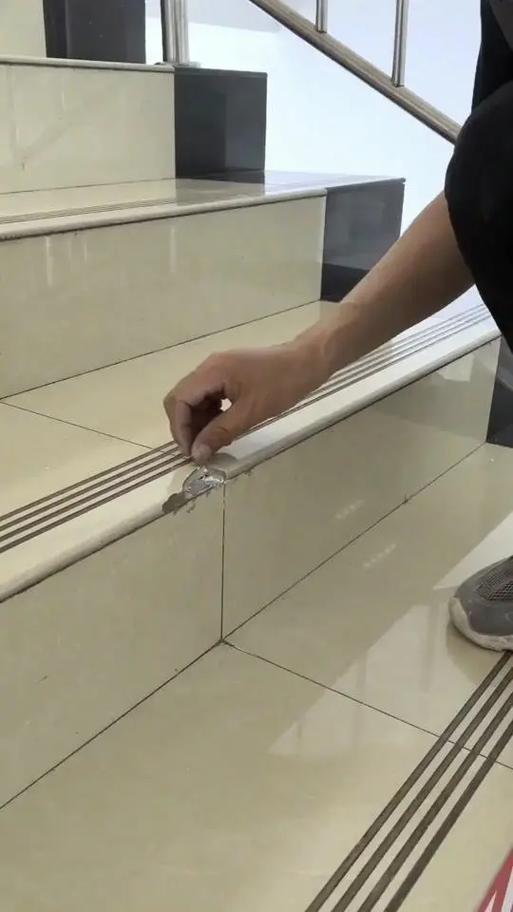 墙瓷砖掉了用什么粘最好