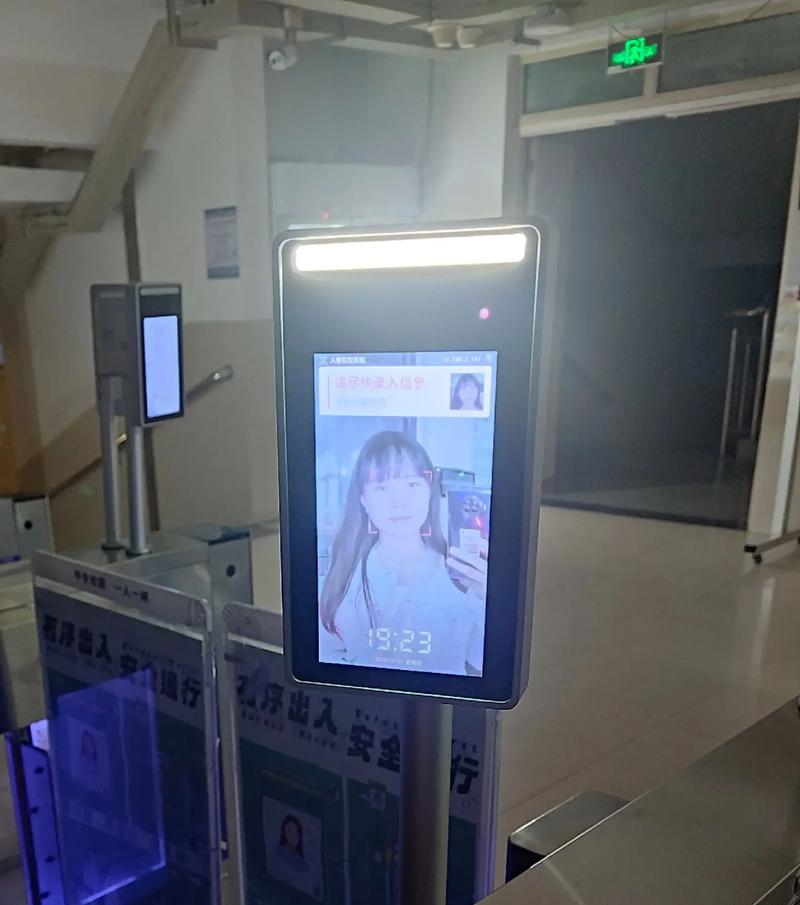 一张照片破解刷脸考勤机截图