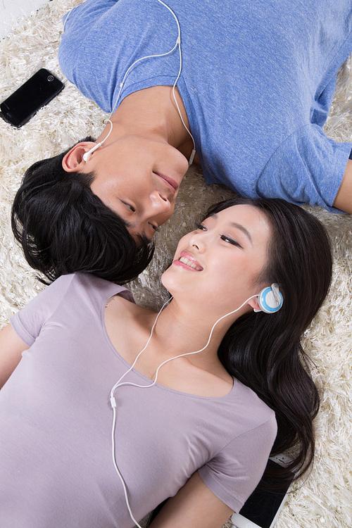 情侣边听音乐