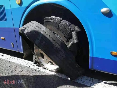 大巴车后胎爆了一个