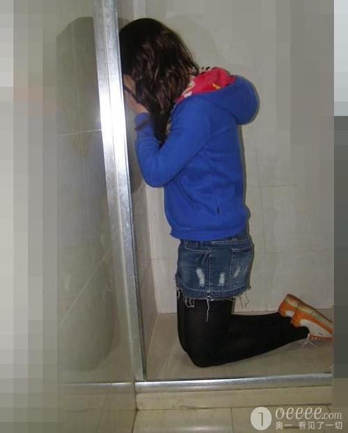 女犯人罚跪双手平举