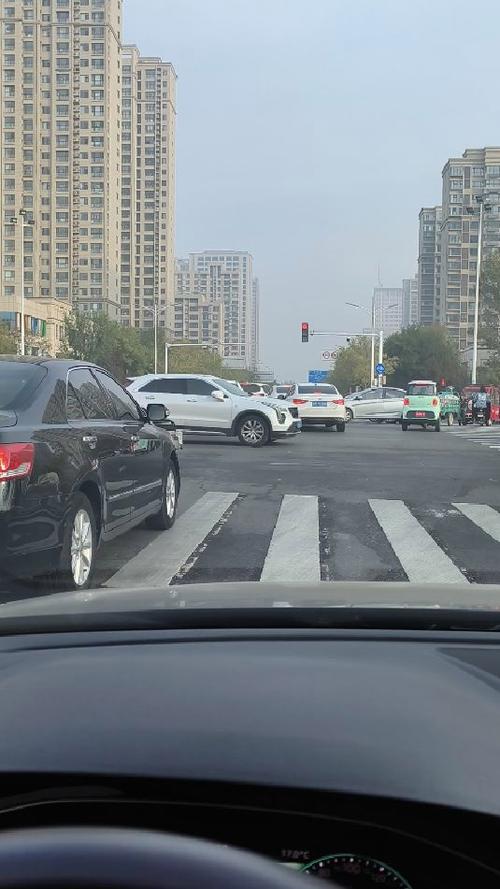 红绿灯路口转弯压黄线