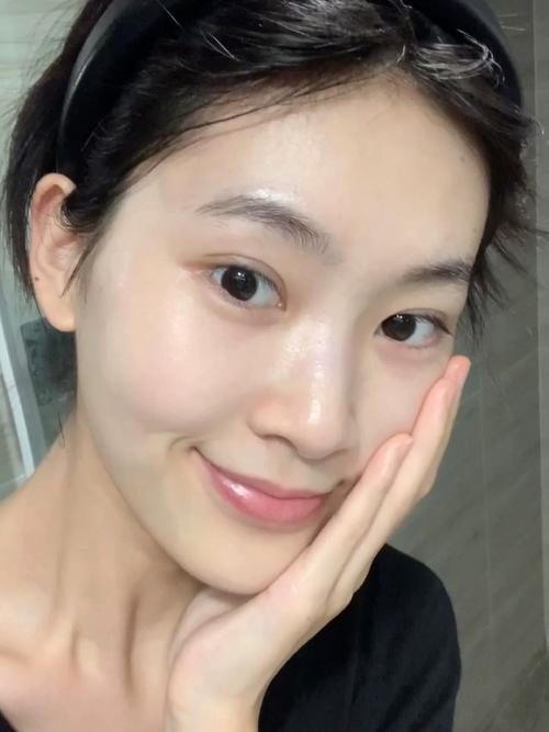 经常晒自己美颜照片的女人