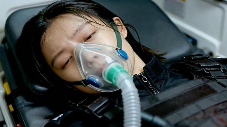 女特工肚子中枪