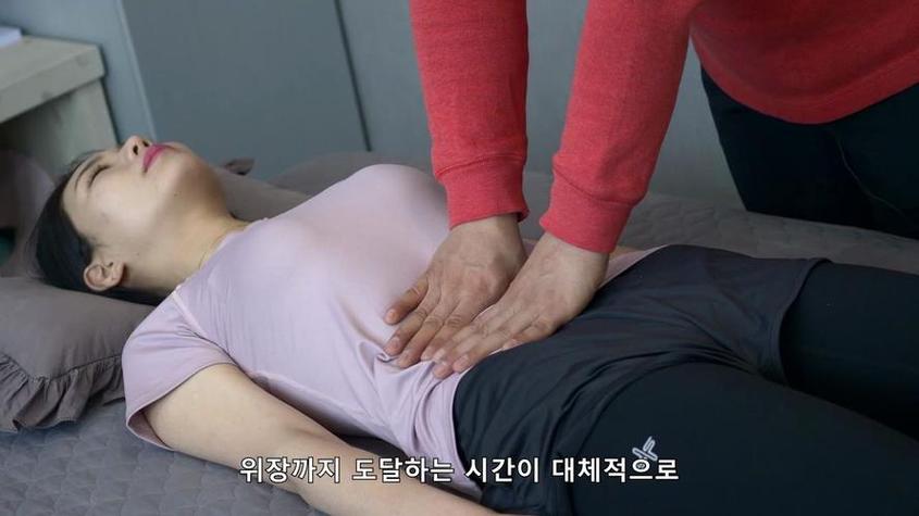 按压美女肚子视频截图