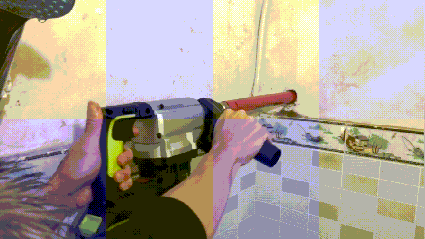 电锤钻孔时打滑视频