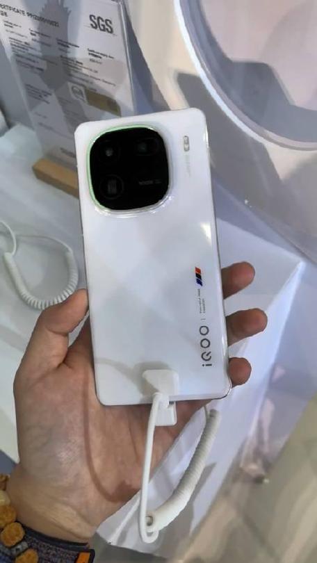 iqoo12白色是什么版本的