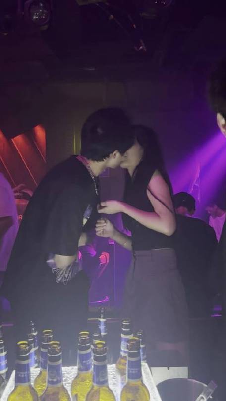 酒吧接吻正常吗