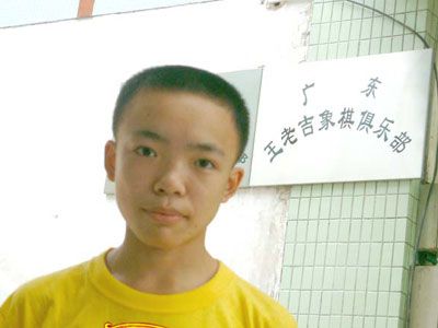 曹岩磊一家三口照片截图