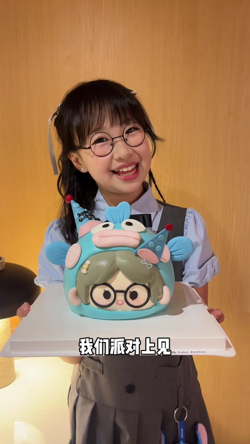 机灵姐拆生日礼物