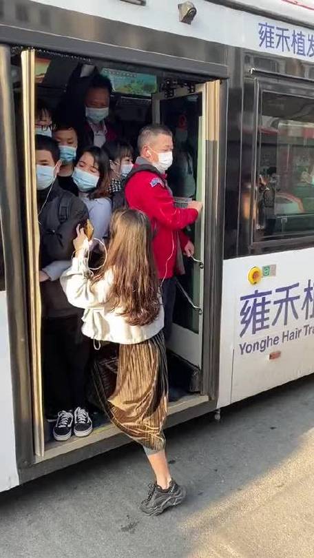 挤公交车图片