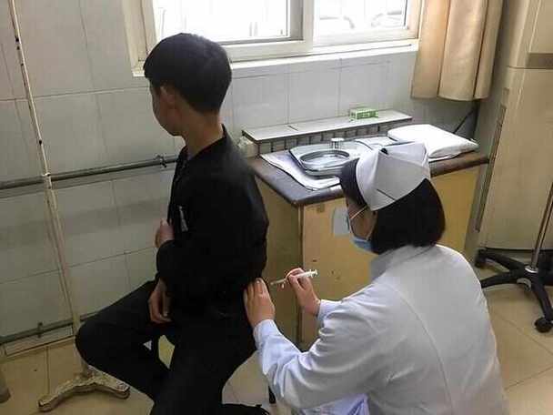 屁股针伤害大还是输液