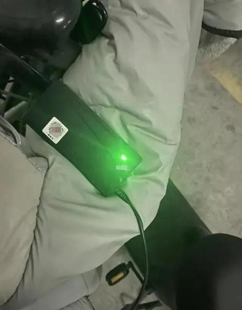 充电器插上电源绿灯一闪一闪