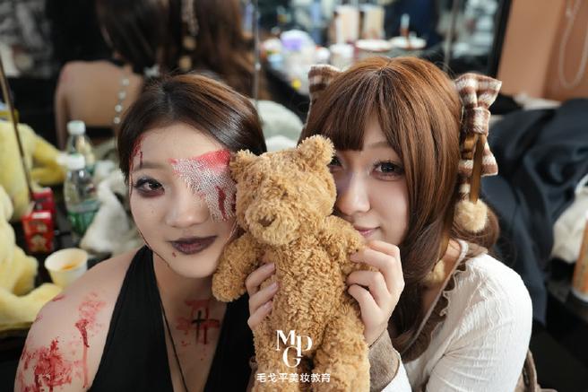 美女把自己装进气球里面画妆