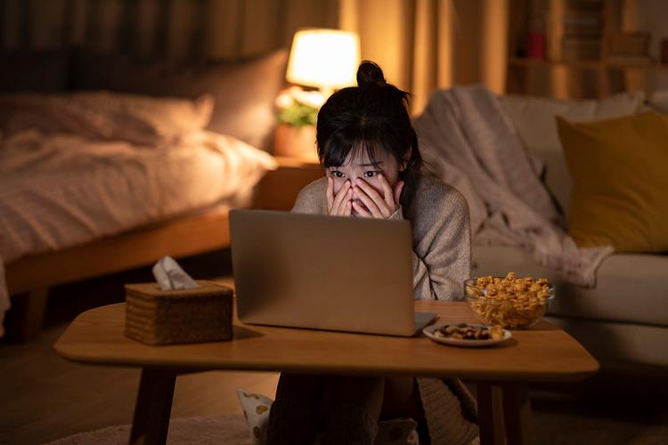 喜欢追剧的女生称作为截图