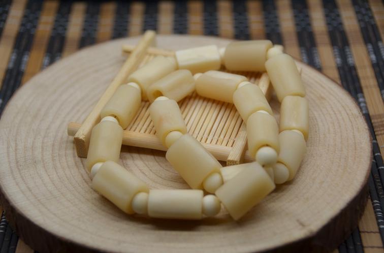 老的鹿骨手串是啥颜色