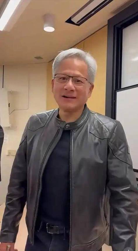 黄仁勋打乒乓球珍贵视频