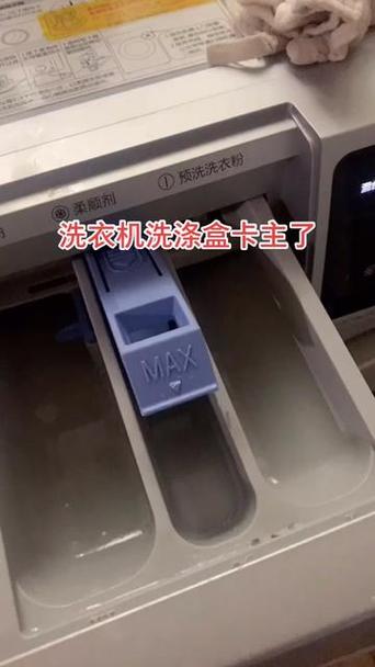 滚筒洗衣机里卡了东西怎么取出来