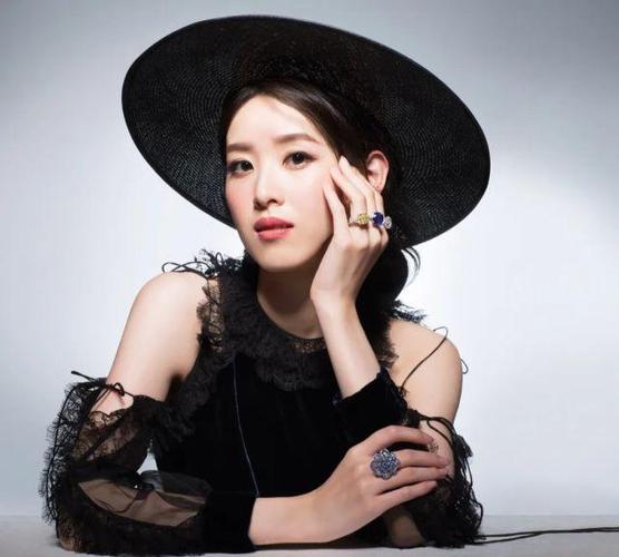 美女网红唱还有傲骨在一起的歌叫什