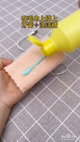 充电线用洗洁精水擦