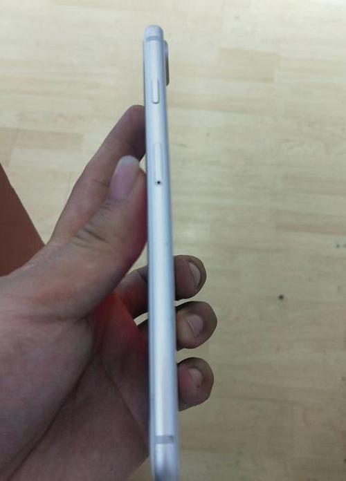 手机原屏磕出一个小坑