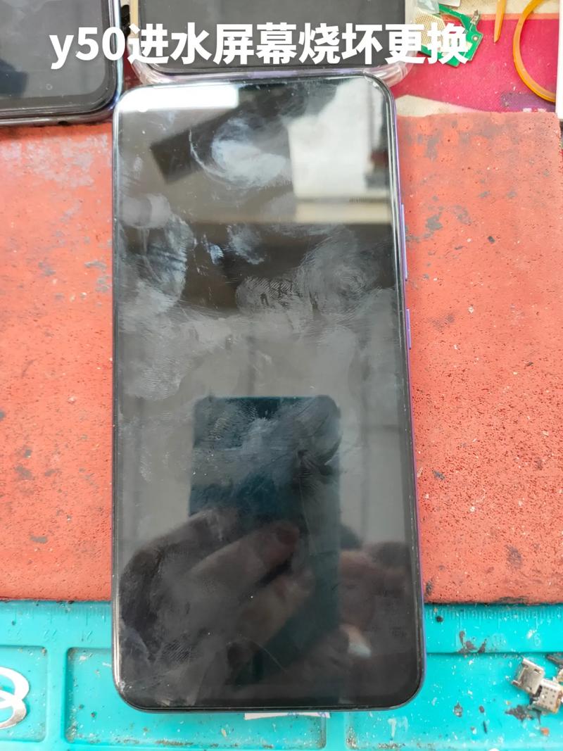 手机进水后开不了机一直震动