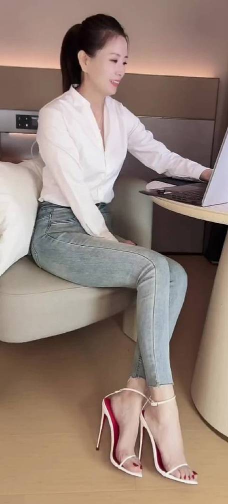秀儿脚丫原视频