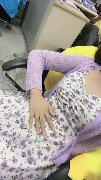 女生喝一口水肚子一秒变大怀孕了