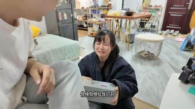 把美女锁进保险箱截图