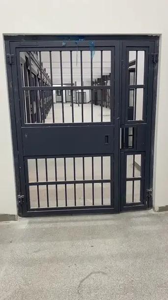 体验监狱手铐