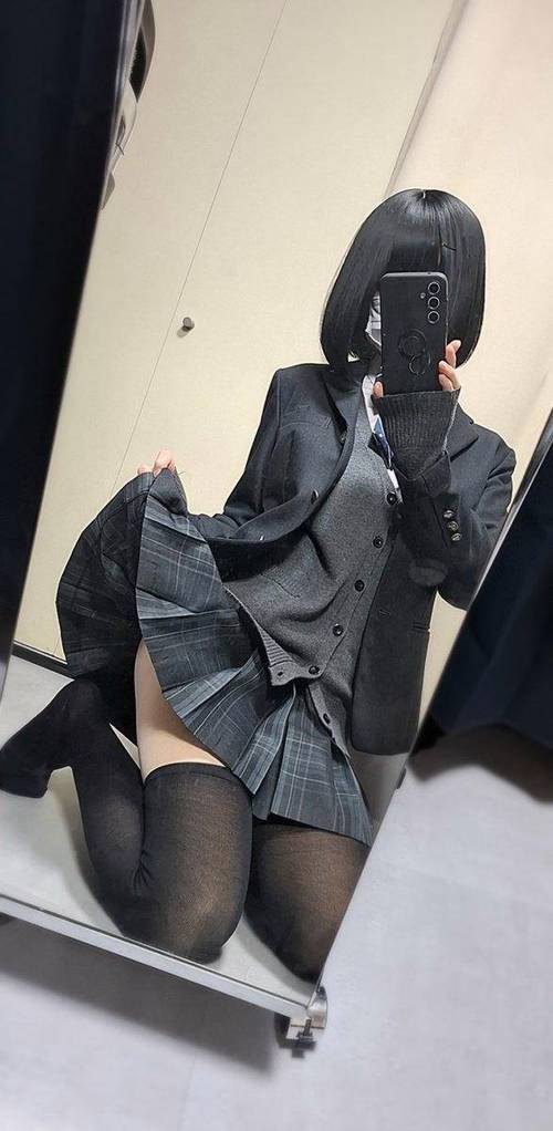 男生凌晨穿女装出门