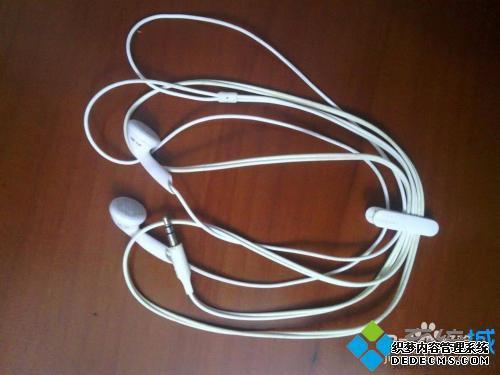 戴耳机总感觉一边大一边小