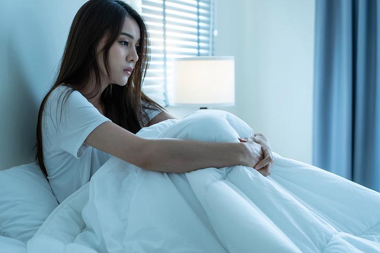 在阴暗的房间中的孤独女孩汉化版图标