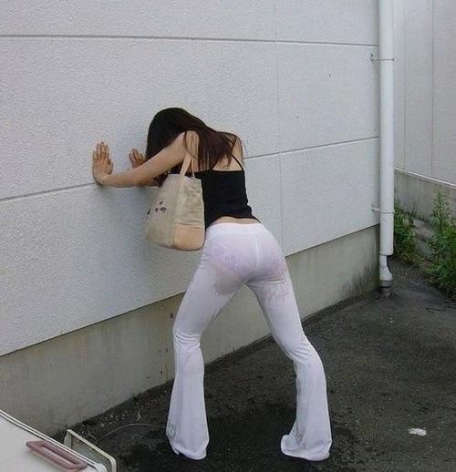 女子尿裤子图片