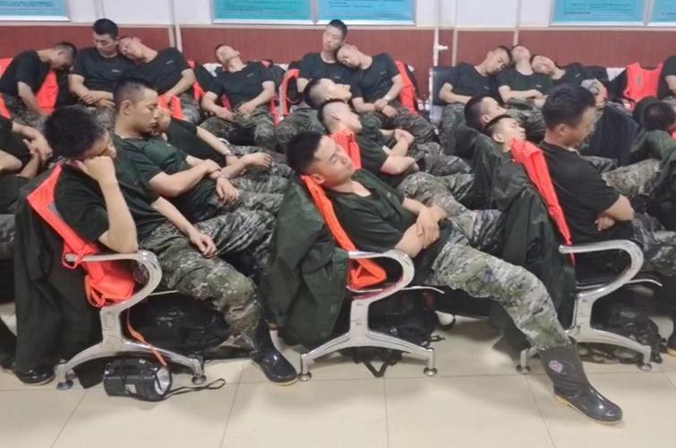 word中间空了一大段怎么办