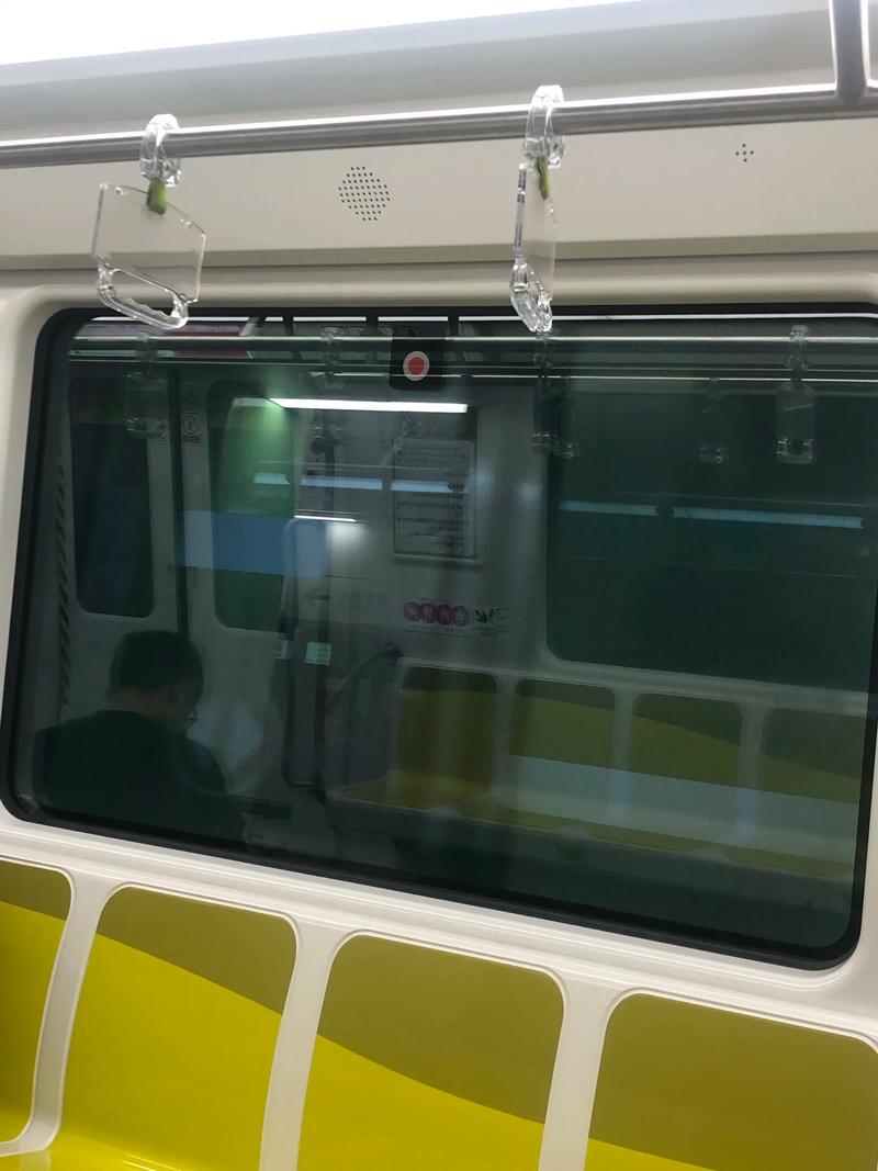前车窗有个红点一闪一闪截图