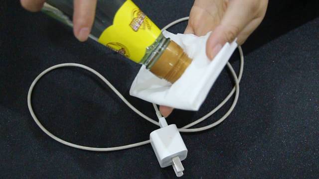 充电线脏了用什么擦