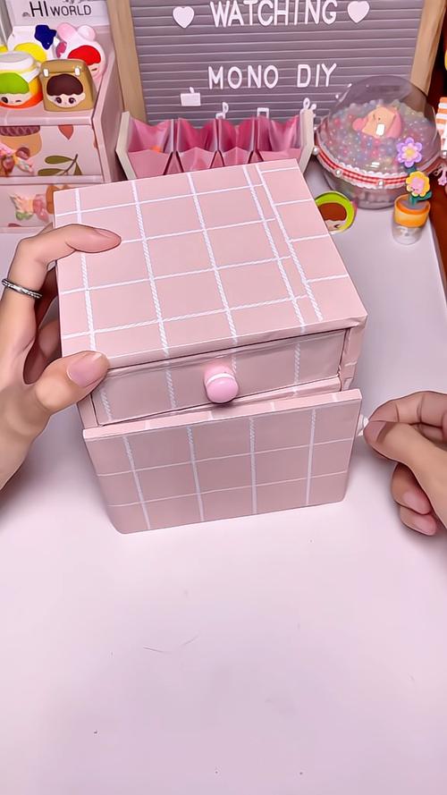 可爱少女手工存钱罐图标