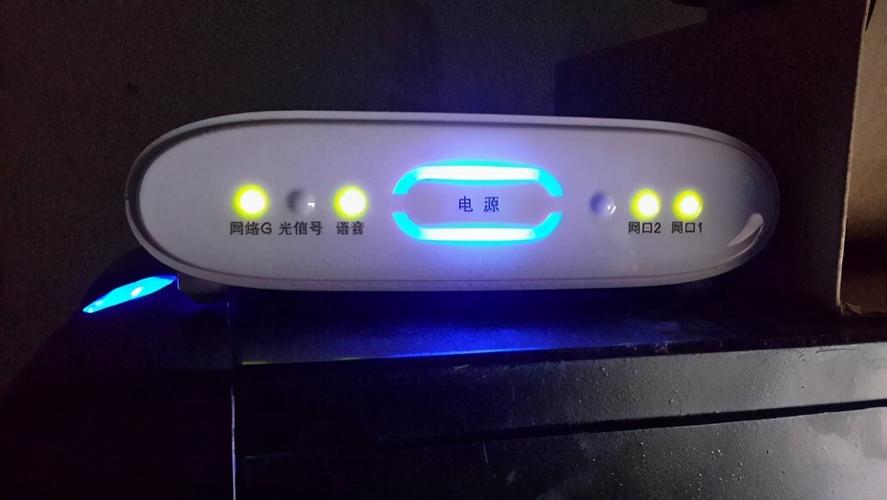 机顶盒蓝色灯一闪一闪的