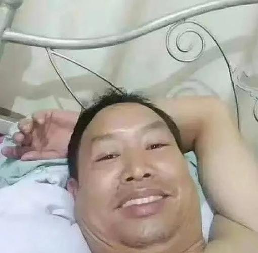 躺平大叔表情包