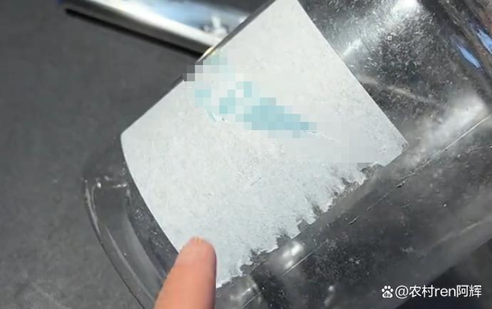 衣服上胶布留下的胶痕怎么去除