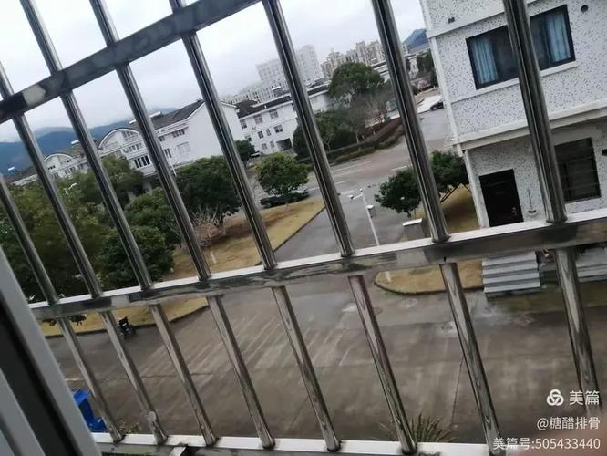 阳台玻璃发白像雾最简单方法